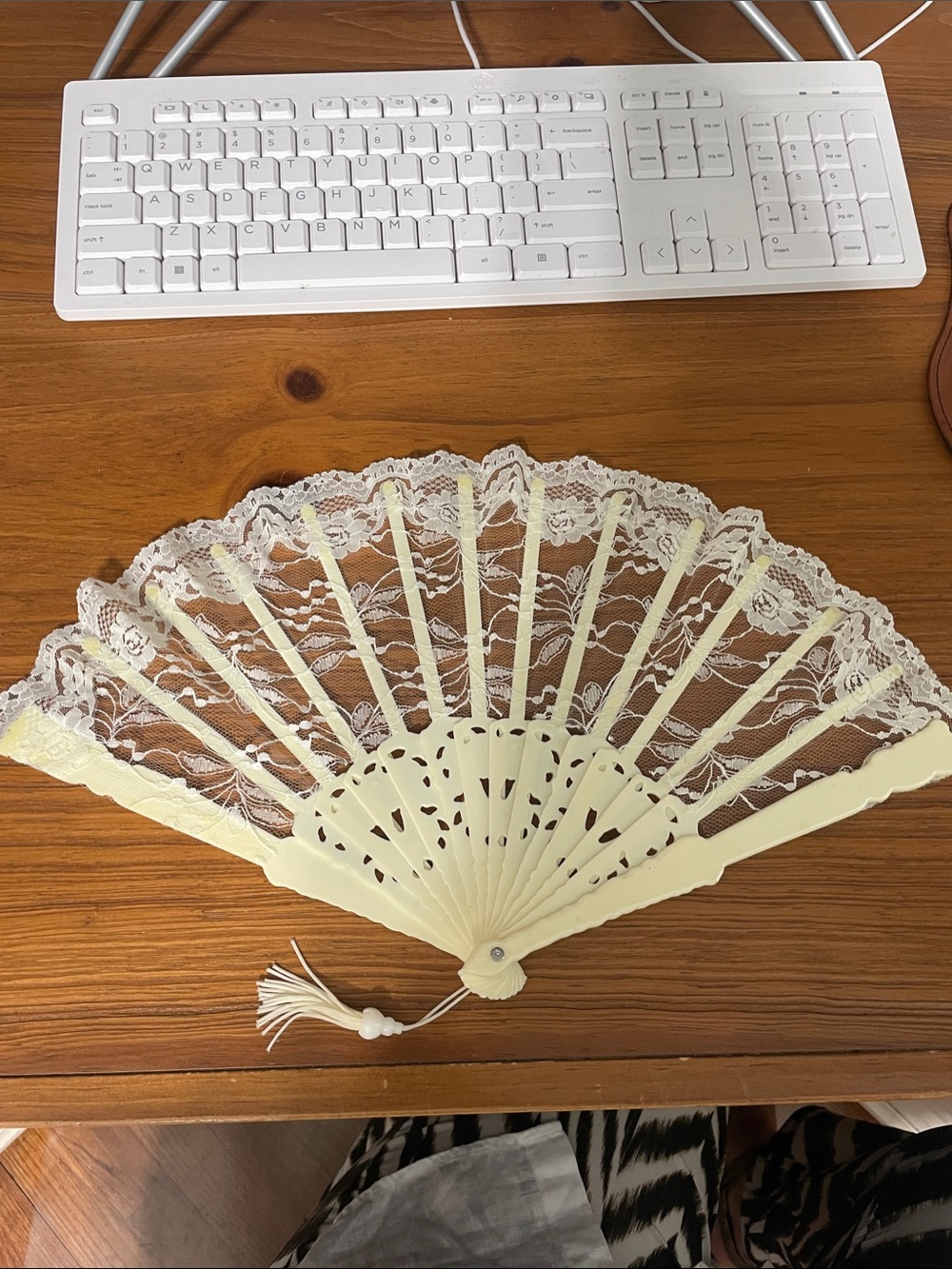 Delicate Lace Folding Hand Fan - Cream